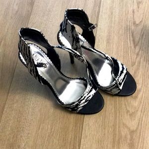 Only wore once size 7 black and white sandal